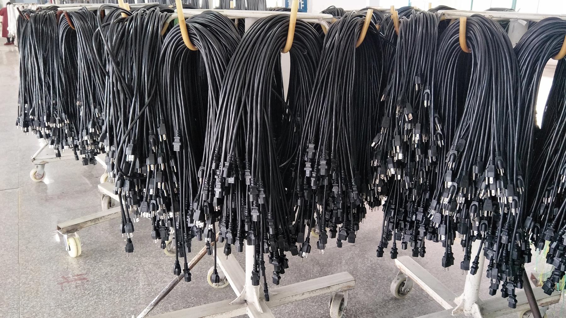 Manufacturer-Base-US-Canada-NEMA-5-15-Power-Supply-Cord-IEC-320-C13-4Ft.jpg