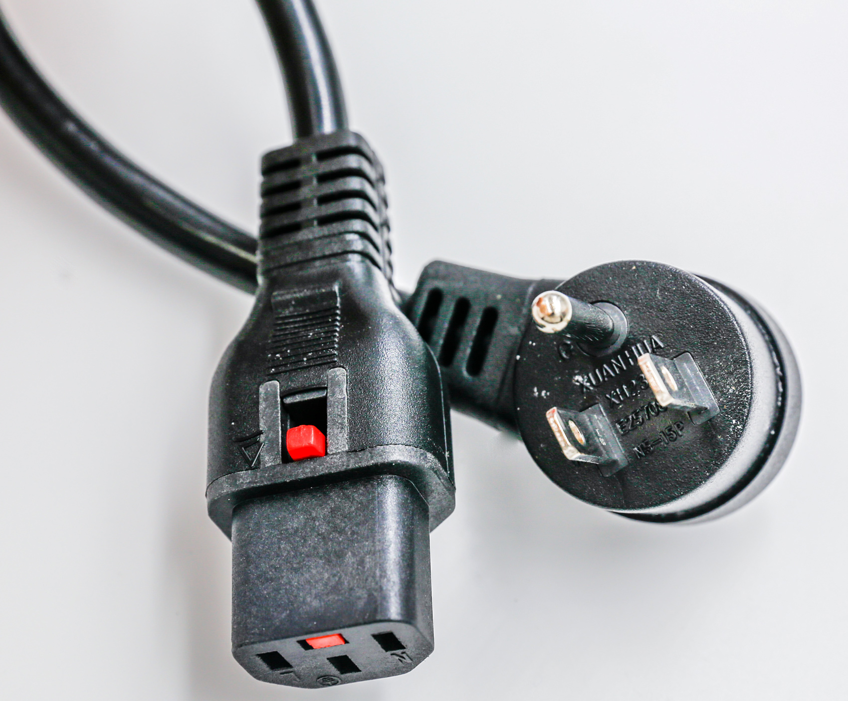 US-Angle-Plug-IEC-320-C13-Locking-AC-Power-Cord.jpg