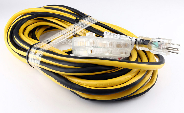 Heavy-Duty-Outdoor-Extension-Cord-Lighted-End.jpg