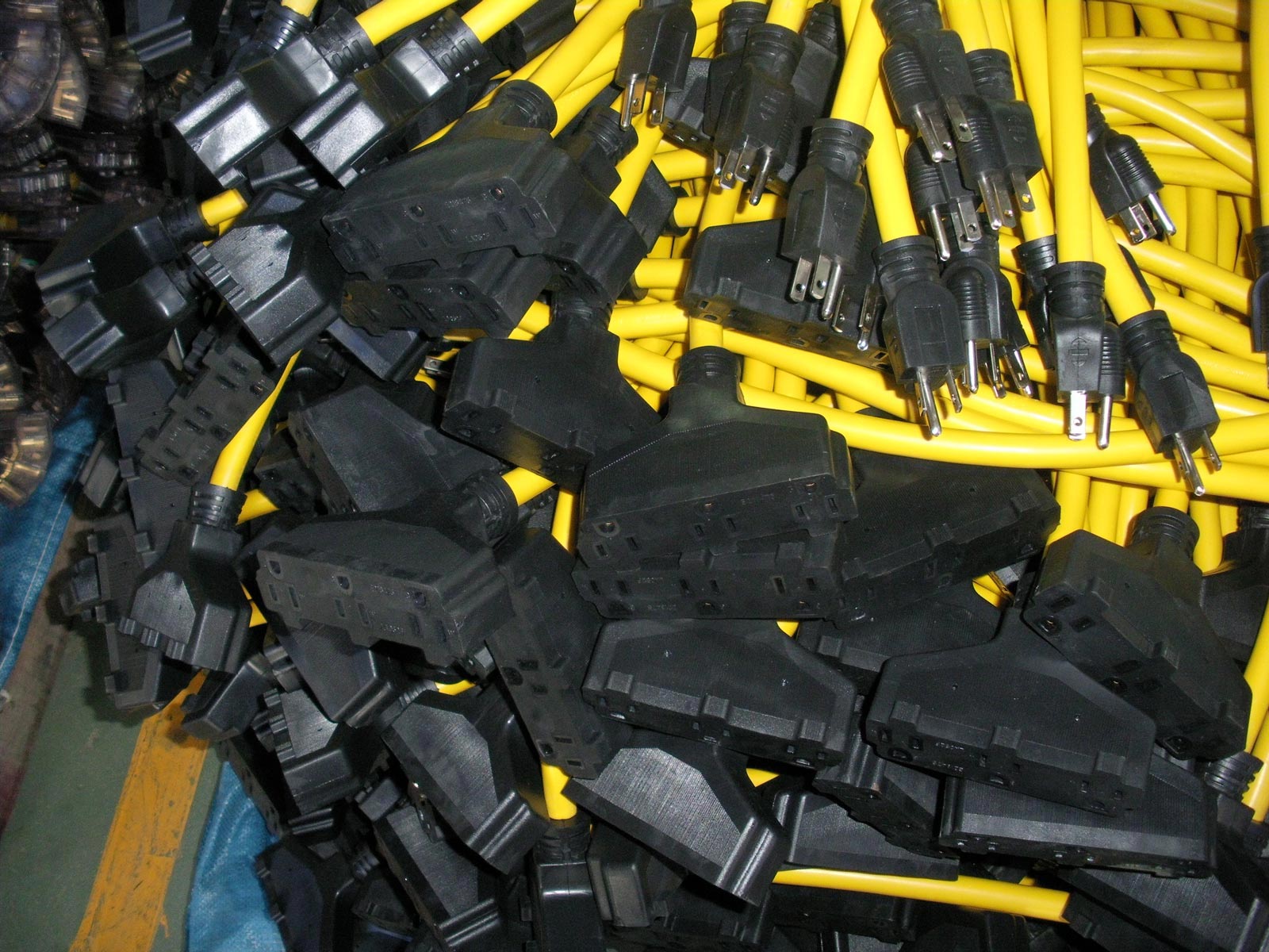 Heavy-Duty-Outdoor-Extension-Cord-Triple-Outlet-Manufacturer.jpg