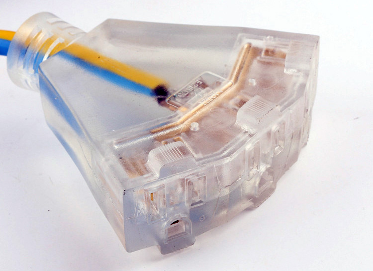 Outdoor-Extension-Cord-Lighted-outlet.jpg