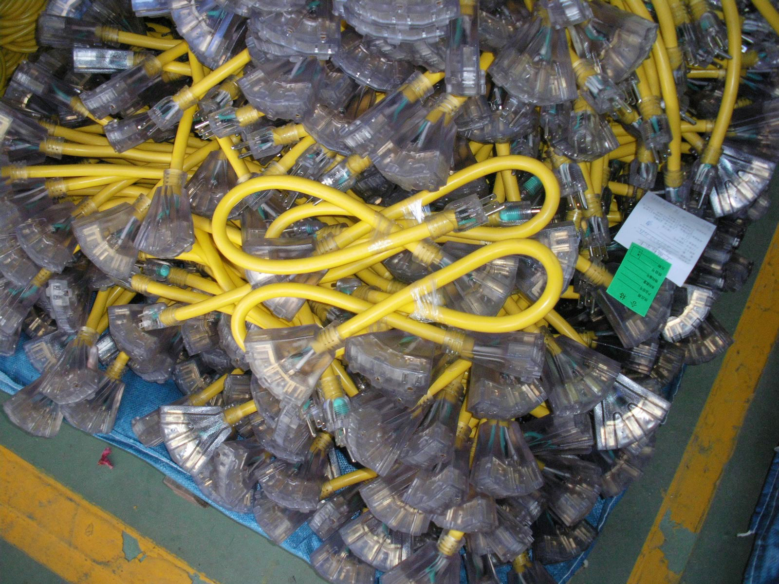 Outdoor-Extension-Cord-Triple-Outlet-Heavy-Duty-Manufacturer.jpg