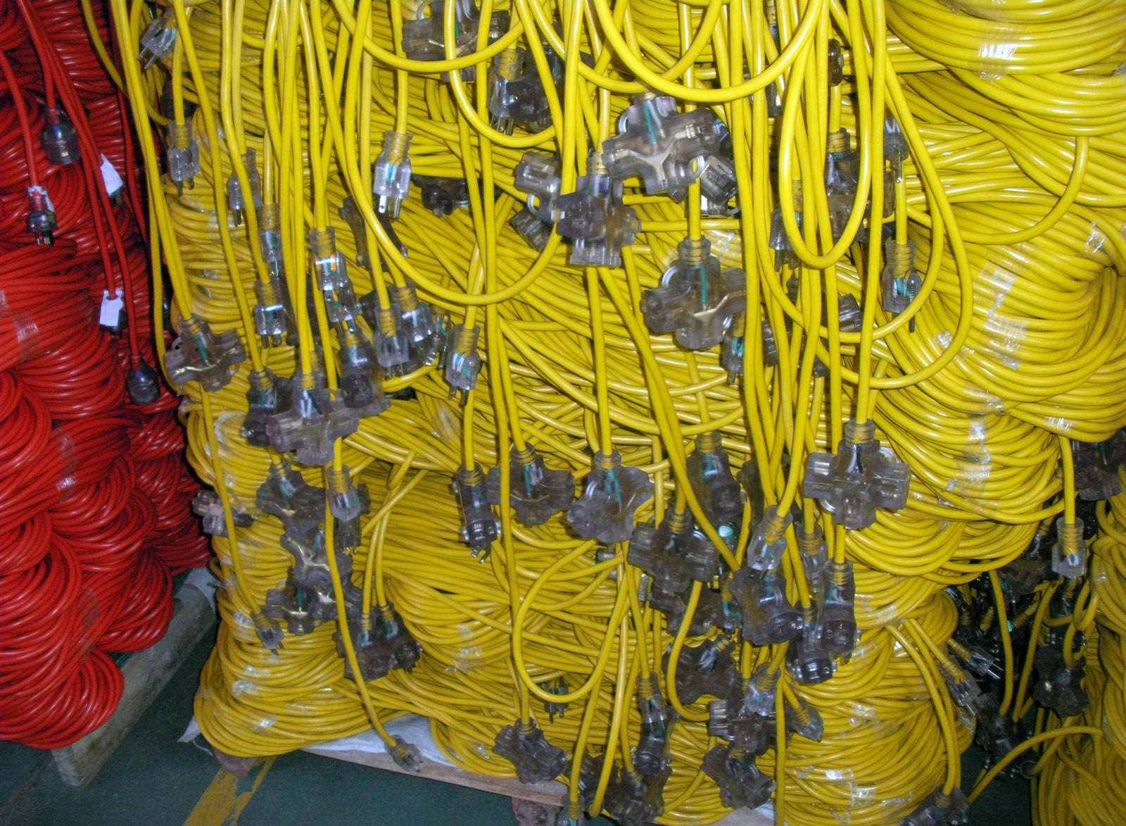 Outdoor-Extension-Cord-Triple-Outlet-Lighted-End.jpg