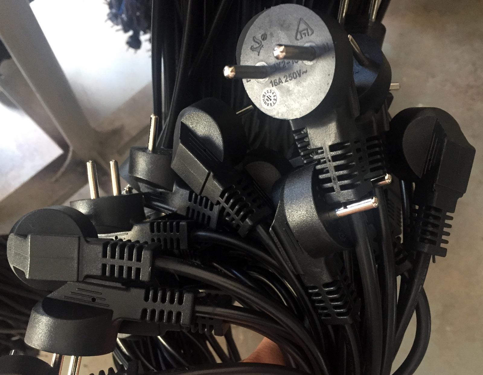 Israel-power-supply-cord.jpg